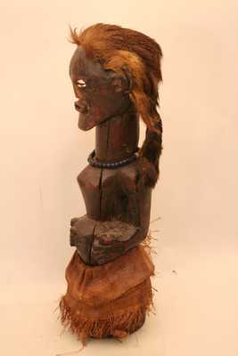 Songye(fétiche), d`afrique : Rép.démoncratique du Congo., statuette Songye(fétiche), masque ancien africain Songye(fétiche), art du Rép.démoncratique du Congo. - Art Africain, collection privées Belgique. Statue africaine de la tribu des Songye(fétiche), provenant du Rép.démoncratique du Congo., 257/471.Ancien fétiche Songye h.51cm.Il représente une femme enceinte,les mains posés sur le ventre.La tête est recouverte de peau de singe,les yeux fait en cauries, un ancien collier de perles autour du cou, le nombril remplis de charges magiques.La statue porte un pagne en fibres de raphia.
début du 20eme sc.(Minga)

Heel oude Songye fetisj 51cm.h.Het stelt een vrouw voor in verwachting met de twee handen op haar buik.Het huifd is bedekt met apenvel,de ogen met cauries.Hij draagt een pagne met rafia vezels,een halssnoer met parels.In de navel zitten magische produkten.Begin 20ste eeuw.













. art,culture,masque,statue,statuette,pot,ivoire,exposition,expo,masque original,masques,statues,statuettes,pots,expositions,expo,masques originaux,collectionneur d`art,art africain,culture africaine,masque africain,statue africaine,statuette africaine,pot africain,ivoire africain,exposition africain,expo africain,masque origina africainl,masques africains,statues africaines,statuettes africaines,pots africains,expositions africaines,expo africaines,masques originaux  africains,collectionneur d`art africain